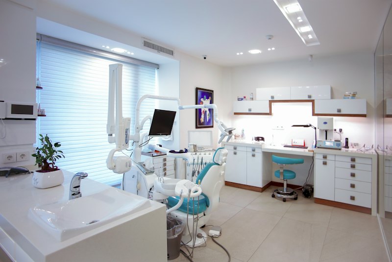 Gabinete dental con el sillón y el equipo, luminoso y ordenado